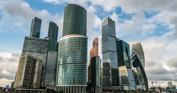 Los llamados rascacielos Moscú-Ciudad del Centro Internacional de Negocios de Moscú, consisten en grupos de negocios, residenciales y de estilo de vida, el 25 de julio de 2019 en Moscú, Rusia. nube de lapso de tiempo, bucle de vídeo — Vídeo de stock