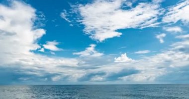 Deniz ve mavi gökyüzü 4k zaman atlamalı, beyaz bulutlar gelişmeye ve şekil değiştirmek, dinamik hava, güzel deniz manzarası