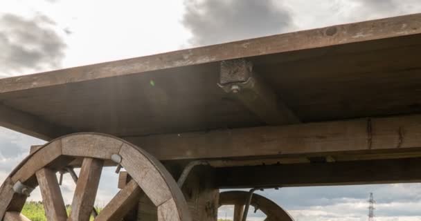 Antik trä vagn stående ensam i ett fält, vacker höst landskap, hyperlapse, tiden förfaller, tung höst himmel — Stockvideo