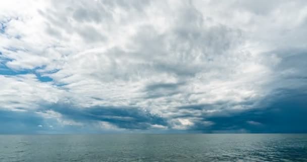 4K χρονική λήξη της θάλασσας και του γαλάζιου ουρανού, λευκά σύννεφα εξελίσσονται και αλλάζουν σχήμα, δυναμικές καιρικές συνθήκες, όμορφη Θαλασσογραφία, βίντεο βρόχο — Αρχείο Βίντεο
