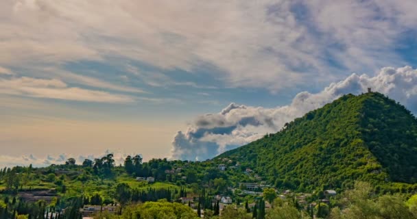 Ώρα λήξης με όμορφη θέα του βουνού Iverian, νέο Άθω, Αμπχαζία, γεωργία. — Αρχείο Βίντεο