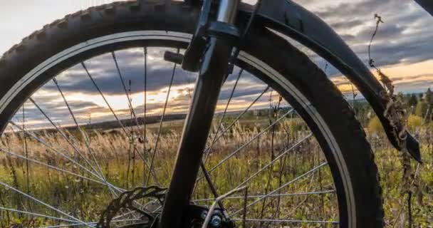 Movimiento de la cámara a lo largo de la bicicleta contra el sol poniente, hermoso paisaje, lapso de tiempo, hiperlapso — Vídeo de stock