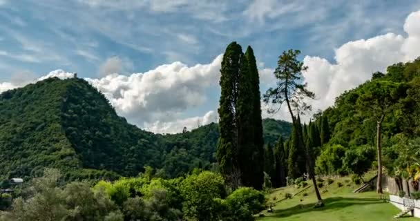 Ώρα λήξης με όμορφη θέα του βουνού Iverian, νέο Άθω, Αμπχαζία, γεωργία. — Αρχείο Βίντεο