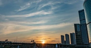 Moskova Uluslararası İş Merkezi sözde Moskova-Şehir gökdelenler, iş, konut ve yaşam tarzı kümeleri oluşur, Temmuz'da 25, 2019 Moskova'da, Rusya. zaman atlamalı bulut, video döngüsü