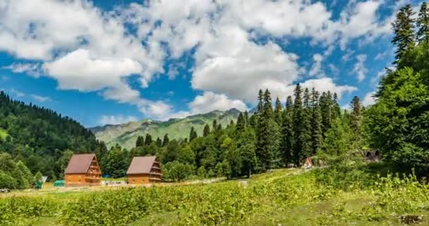 Tidsfördröjning med en vacker utsikt över höglandet med gröna ängar, vackert bergslandskap — Stockvideo