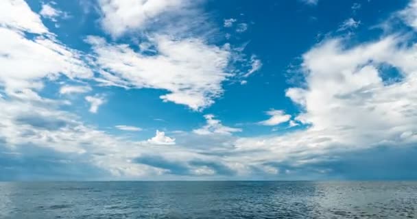 4k doba, po kterou se moře a modrá obloha propadají, bílé mraky se vyvíjejí a mění tvar, dynamické počasí, nádherné koření — Stock video