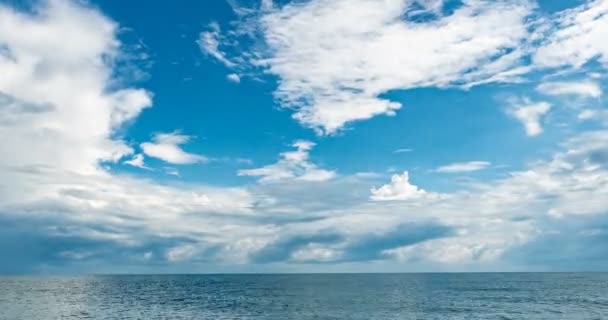 4k timelapse van de zee en blauwe hemel, witte wolken evolueren en veranderen van vorm, dynamisch weer, prachtige zeegezicht — Stockvideo