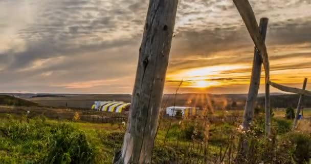 Lapso de tempo de um belo pôr do sol de outono, paisagem de outono. Hiperlapso — Vídeo de Stock