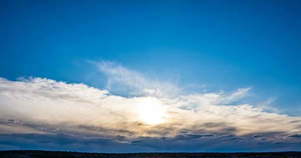 Escena aérea de alta vista panorámica al atardecer. Hermosas nubes cielo azul, sol resplandor nube, fondo cielo, 4K, el sol brilla a través de las nubes al atardecer — Vídeo de stock