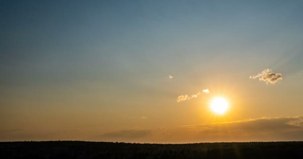 Schöner Abendsonnenuntergang, Zeitraffer, Bewegung von Wolken anderer Höhe gegen die untergehende Sonne — Stockvideo