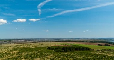 Güzel bir yaz manzarasının havadan çekilmiş videosu, düz arazide uçmak, zaman aşımı, kuş bakışı manzaralı güzel bir yaz manzarası, video döngüsü.