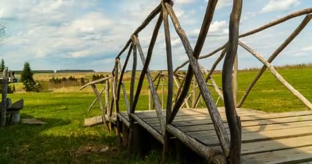 Vidéo 4k time lapse. Beau paysage rural, mouvement de caméra, pont en bois — Video