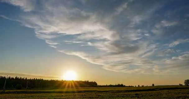 Luchtfoto van hoog panoramisch uitzicht bij zonsondergang. Mooie wolken blauwe lucht, zon gloeiende wolk, achtergrond Lucht, 4K, de zon schijnt door de wolken bij zonsondergang — Stockvideo