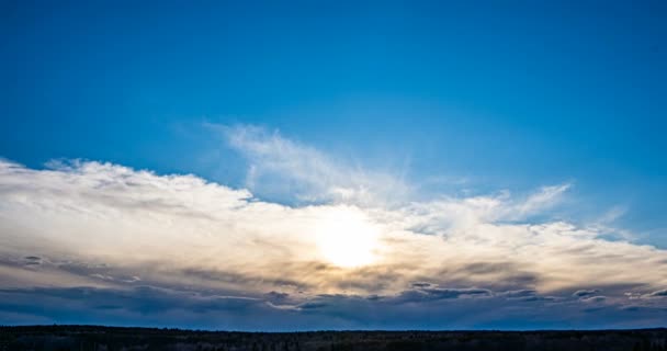 Aerial scene of high panoramic view at sunset. Beautiful clouds blue sky, sun glow cloud, background Sky, 4K, the sun shines through the clouds at sunset — Stock Video