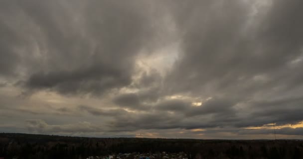 Nuées du soir s'éloignant rapidement, roulant sombre coucher de soleil nuages 4k noir gris blanc bleu lueur coucher de soleil ciel nuage noir gris nuage temps lapse 4k fond sombre noir blanc coucher de soleil ciel nuage timelapse — Video