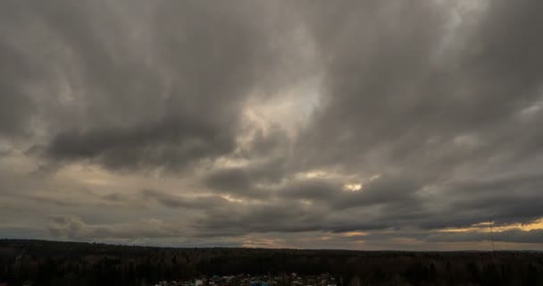 Sera nuvole veloce allontanarsi, rotolamento buio tramonto nuvole 4k nero grigio bianco blu bagliore tramonto cielo nube nero grigio nuvoloso tempo lapse 4k sfondo scuro nero bianco tramonto cielo nube timelapse — Video Stock