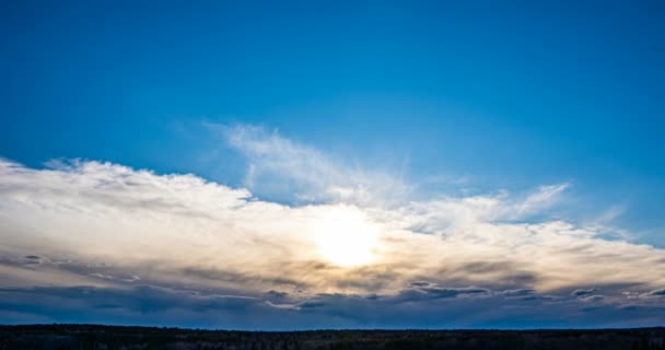 Cena aérea de alta vista panorâmica ao pôr do sol. Nuvens bonitas céu azul, sol nuvem de brilho, fundo céu, 4K, o sol brilha através das nuvens ao pôr do sol — Vídeo de Stock
