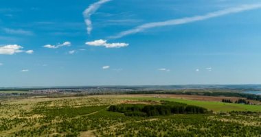 Güzel bir yaz manzarasının havadan çekilmiş videosu, düz arazide uçmak, zaman aşımı, kuş bakışı manzaralı güzel bir yaz manzarası, video döngüsü.