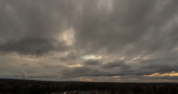 Sera nuvole veloce allontanarsi, rotolamento buio tramonto nuvole 4k nero grigio bianco blu bagliore tramonto cielo nube nero grigio nuvoloso tempo lapse 4k sfondo scuro nero bianco tramonto cielo nube timelapse — Video Stock