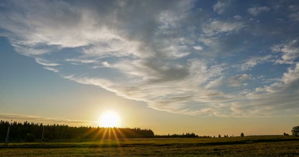 Escena aérea de alta vista panorámica al atardecer. Hermosas nubes cielo azul, sol resplandor nube, fondo cielo, 4K, el sol brilla a través de las nubes al atardecer — Vídeos de Stock