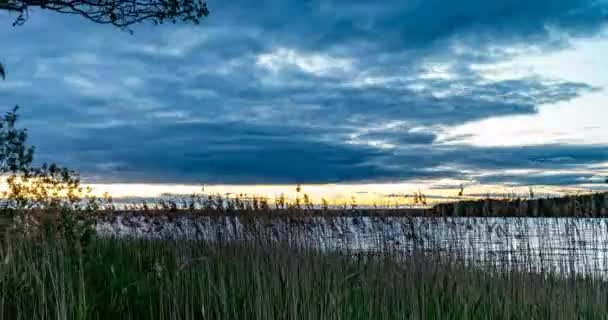 4K Time lapse, vacker himmel med mörkblå moln bakgrund, himmel med moln väder natur moln blå, strålar av solen genom ett träd, moln vid soluppgången — Stockvideo