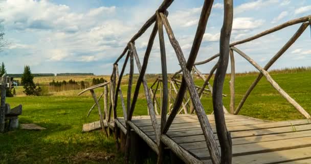 4k time lapse video. Krásná venkovská krajina, pohyb kamery, dřevěný most — Stock video