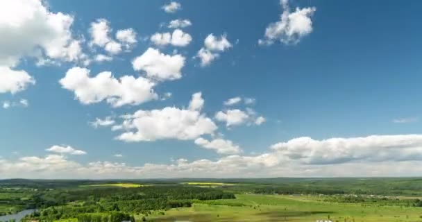 Bellissimo paesaggio nuvoloso in periodo estivo decadenza. Cielo blu con nuvole 4K. Meraviglioso tempo estivo. Il sole splende tra le nuvole. Le nuvole galleggiano nel cielo.. — Video Stock