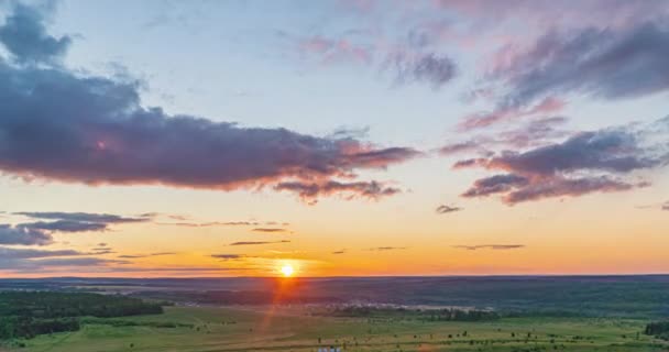 Hermoso atardecer, lapso de tiempo, movimiento de nubes de un nivel diferente contra el sol poniente. Los rayos del sol brillan a través de las nubes, lapso de tiempo 4k. — Vídeos de Stock