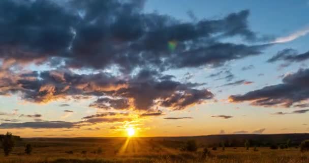 4K Time lapse, vacker himmel med mörkblå moln bakgrund, Moln vid solnedgången. Himmel med moln, väder, natur, molnblått, solens strålar skiner genom molnen — Stockvideo
