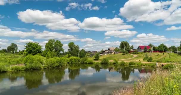 Paisaje del pueblo con un pequeño lago, lapso de tiempo de nubes reflejadas en el agua, hermoso paisaje de verano — Vídeo de stock