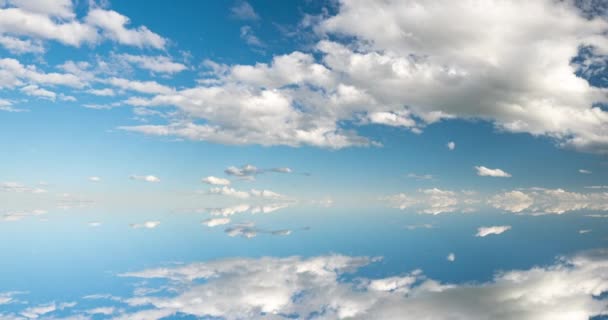Футуристический фон, состоящий из обрыва времени, клипа белых пушистых облаков над голубым небом и их отражения, видео-петля — стоковое видео