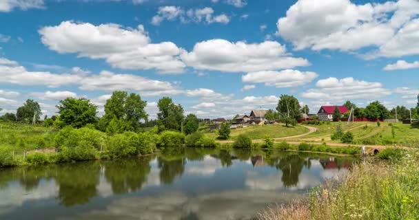 Krajobraz wsi z małym jeziorkiem, czas upływu chmur odbitych w wodzie, piękny letni krajobraz — Wideo stockowe