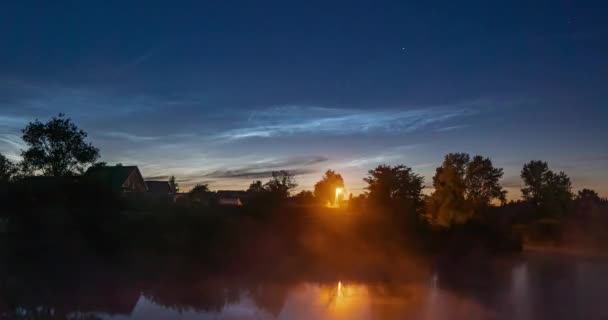 Comet C 2020 F3 NEOWISE på natthimlen med silvriga moln, en vacker nattetid förfaller — Stockvideo