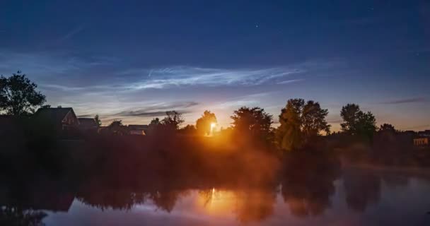 C 2020 F3 kuyruklu yıldızı. Gece gökyüzünde gümüş bulutlar, güzel bir zaman atlaması. — Stok video