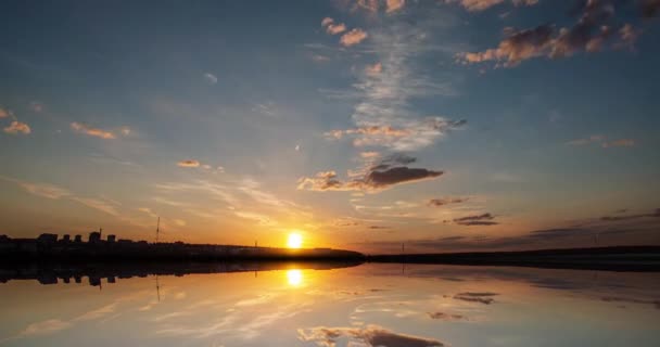 Fundo futurista consistindo de lapso de tempo mar pôr do sol cena lapso de tempo loop de vídeo e sua reflexão, loop de vídeo — Vídeo de Stock