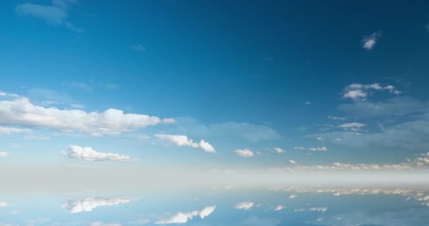 Sfondo futuristico costituito da Time lapse clip di bianco soffice nuvole sopra cielo blu e il loro riflesso, ciclo video — Video Stock