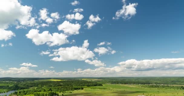 Όμορφο θολό τοπίο κατά τη διάρκεια του καλοκαιριού. Μπλε ουρανός με σύννεφα 4K. Ωραίος καλοκαιρινός καιρός. Ο ήλιος λάμπει μέσα από τα σύννεφα. Σύννεφα αιωρούνται στον ουρανό — Αρχείο Βίντεο