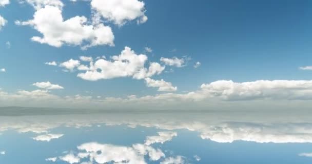 Fondo futurista que consiste en clip de lapso de tiempo de nubes esponjosas blancas sobre el cielo azul y su reflejo, bucle de vídeo — Vídeos de Stock