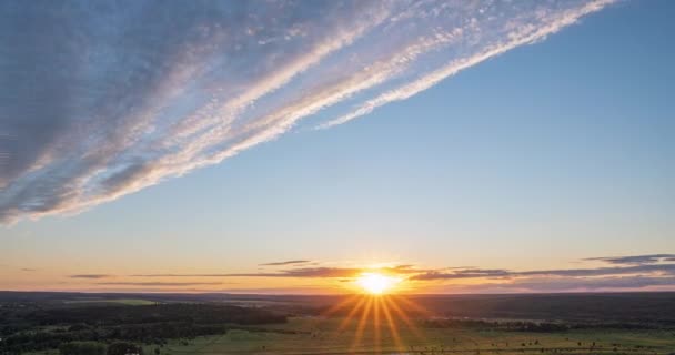 Escena aérea de alta vista panorámica al atardecer. Hermosas nubes cielo azul, sol resplandor nube, fondo cielo, 4K, el sol brilla a través de las nubes al atardecer — Vídeo de stock