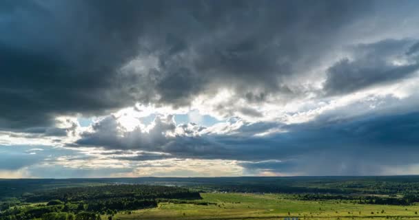 Gleichzeitige Bewegung von Wolken unterschiedlicher Ebenen, Zeitintervalle, wunderschönes Landschaftsschleifenvideo vor Sonnenuntergang — Stockvideo