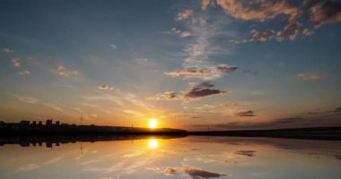 Zaman hızlandırılmış deniz batımı sahne hızlandırılmış video döngüsü ve onların yansıması, video döngüsünden oluşan fütüristik arkaplan