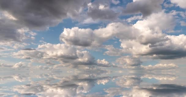 Futuristische achtergrond bestaande uit Time lapse clip van witte pluizige wolken boven de blauwe hemel en hun reflectie, video loop — Stockvideo