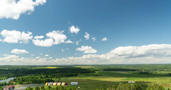 Gyönyörű felhős táj a nyári időszámítás idején. Kék ég felhőkkel 4K. Csodálatos nyári időjárás. A nap átsüt a felhőkön. Felhők lebegnek az égen. Stock Kép