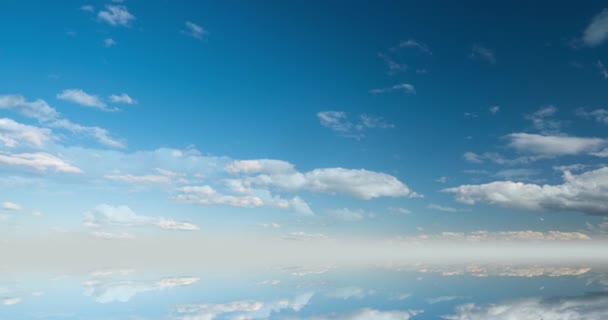 Fondo futurista que consiste en clip de lapso de tiempo de nubes esponjosas blancas sobre el cielo azul y su reflejo, bucle de vídeo — Vídeo de stock