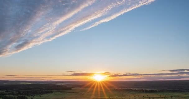 Luchtfoto van hoog panoramisch uitzicht bij zonsondergang. Mooie wolken blauwe lucht, zon gloeiende wolk, achtergrond Lucht, 4K, de zon schijnt door de wolken bij zonsondergang — Stockvideo