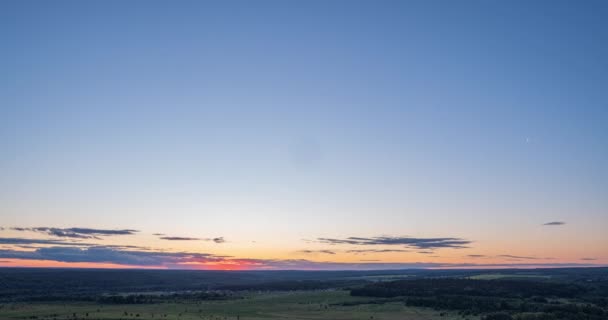 4K Time lapse, hermoso cielo con fondo de nubes azul oscuro, cielo con nubes clima naturaleza nube azul, cielo azul con nubes y sol, nubes al amanecer. — Vídeos de Stock