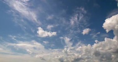 SeriesSKY Güzel bulutları temizler Bulutlu mavi gökyüzü 4K zamanı hızlandırılmış bulutlar 4K yuvarlanan kabarık kümülüs bulutlar hava durumu dramatik güzellik arka planı