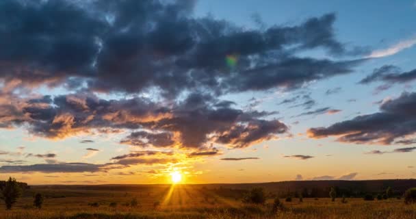 4K Time lapse, hermoso cielo con fondo de nubes azul oscuro, Nubes al atardecer. Cielo con nubes, clima, naturaleza, nubes azules, los rayos del sol brillan a través de las nubes — Vídeo de stock