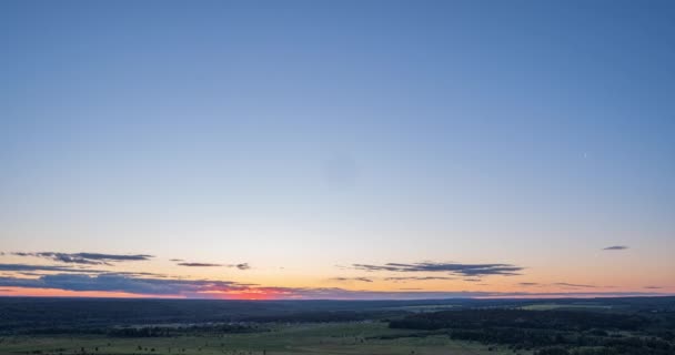 4K Time lapse, beau ciel avec fond bleu foncé nuages, ciel avec nuages météo nature nuage bleu, ciel bleu avec nuages et soleil, nuages au lever du soleil. — Video