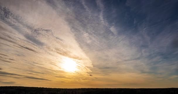 Beau coucher de soleil du soir, laps de temps, mouvement des nuages d'un niveau différent contre le soleil couchant. nuages Spindrift. — Video